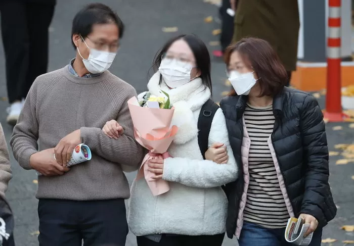 꽃다발 들고 수능 끝난 딸 기다린 부모님.jpg | 인스티즈