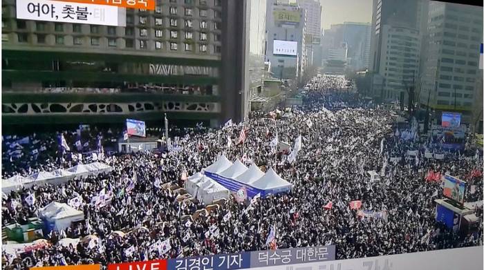 탄핵반대 태극기집회, "국민저항본부 발족 선포"...주최측 250만 주장 | 인스티즈
