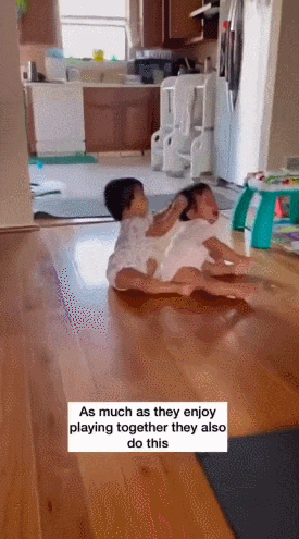머리채 잡고싸우는 쌍둥이 아기들 부모의 해결방법.gif | 인스티즈