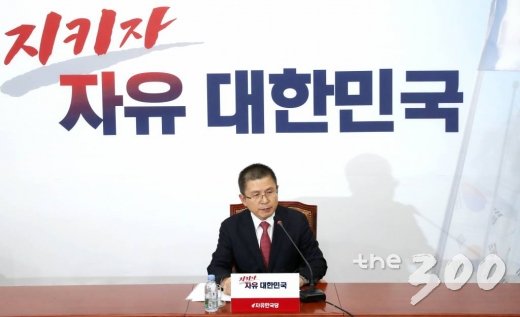 황교안 자유한국당 대표가 6일 오후 서울 여의도 국회에서 열린 기자간담회에서 발언하고 있다. /사진=홍봉진 기자