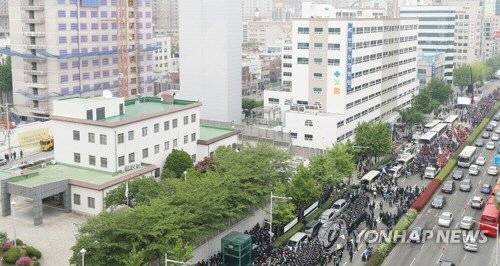 [속보] 대학생 추정 6명 부산 일본영사관 진입, 퍼포먼스 하려다 경찰 연행 | 인스티즈