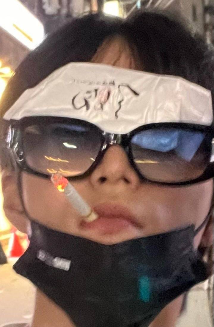 미성년자 때 일본 길거리에서 담배 피운 아이돌 멤버 | 인스티즈