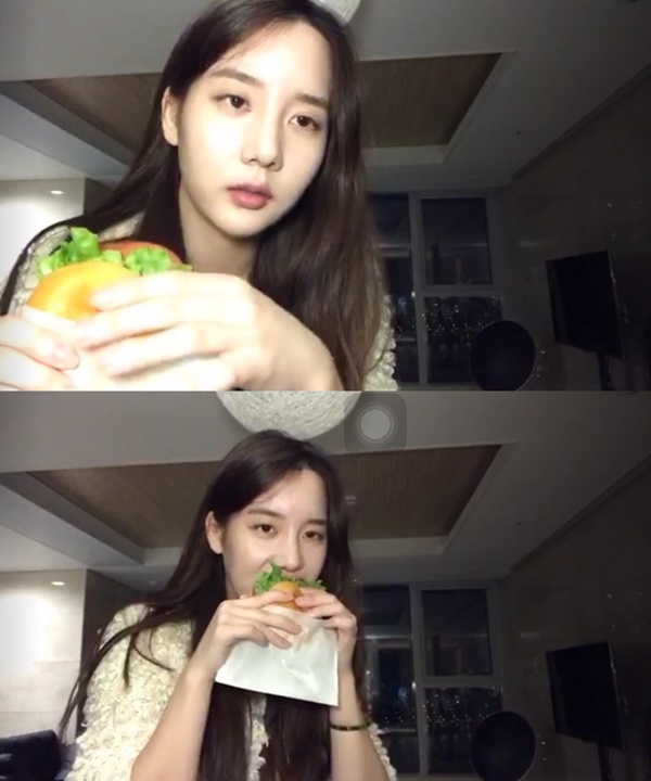 한서희, 인스타그램 라이브서 먹방 "같이 햄버거 먹어요"…근황 모습보니? | 인스티즈