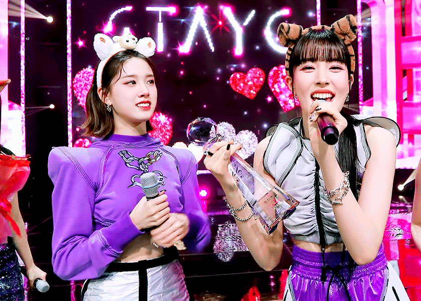 [잡담] 1위 앵콜 하는데 호랑이🦁 머리 쓰다듬는 말티쥬🐶 (스테이씨) | 인스티즈