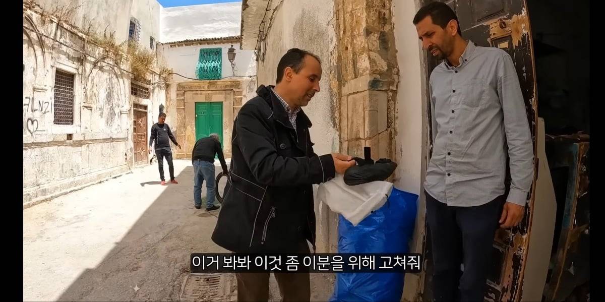 튀니지 여행 도중 신발이 찢어진 유튜버.JPG | 인스티즈