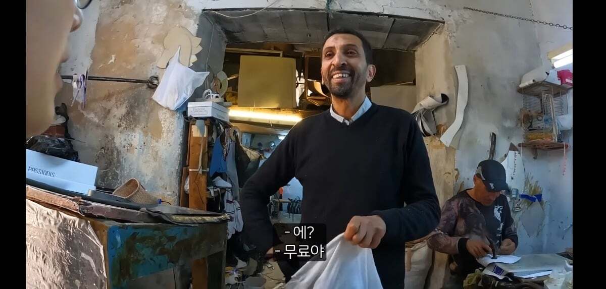 튀니지 여행 도중 신발이 찢어진 유튜버.JPG | 인스티즈