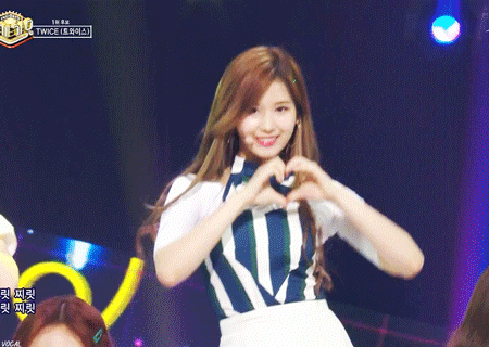 팬들에게 하트 발사하는 사나 | 인스티즈