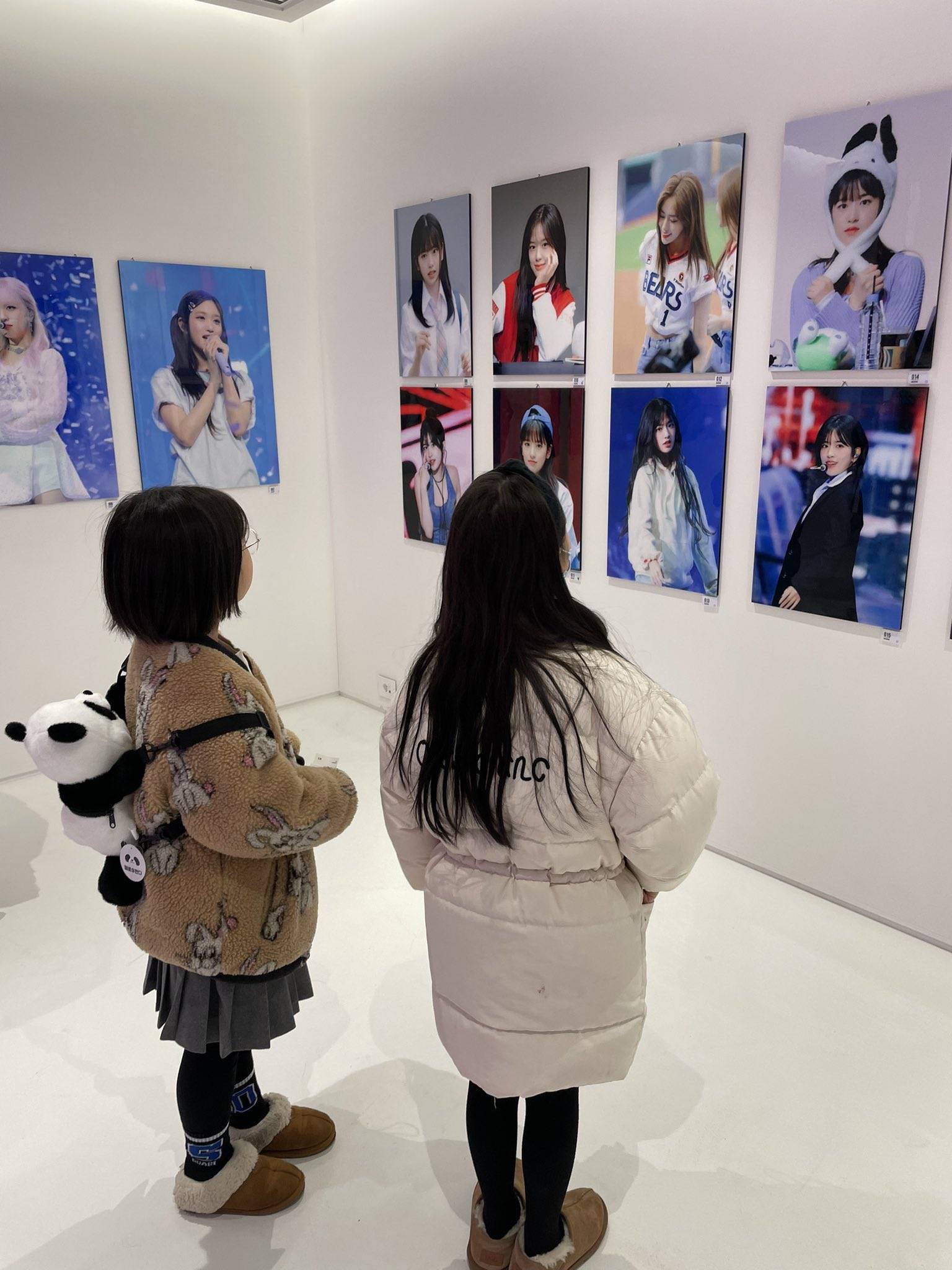 아기다이브도 볼 수 있게 사진 낮게 걸어주는 아이브 홈마 전시회 | 인스티즈