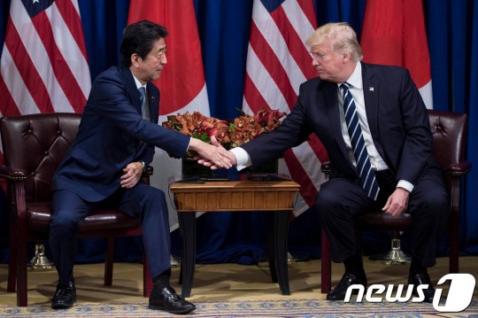 문 대통령이 트럼프 아베 사이에서 왕따라는 프레임짜기 시작하는 언론 | 인스티즈