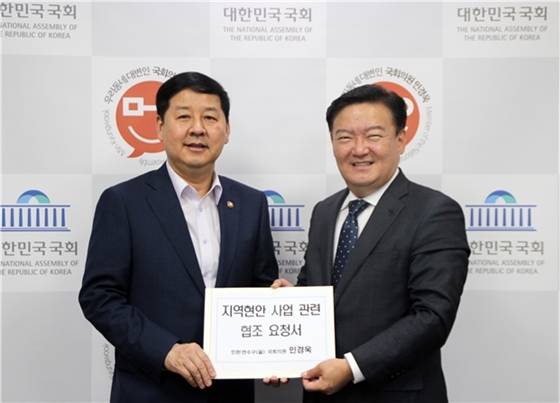 국회에서 연일 패악질 릴레이를 펼치는 민경욱을 총선에서 끌어내리기 어려운 이유.jpg | 인스티즈