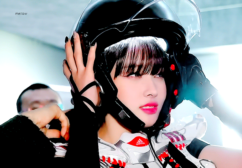 [잡담] 아 심자윤 뮤비 헬멧 쓴다고 볼 눌린 거 | 인스티즈