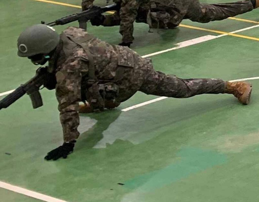 훈련소 단체 사진속 방탄소년단 지민,정국(사격술예비훈련) | 인스티즈