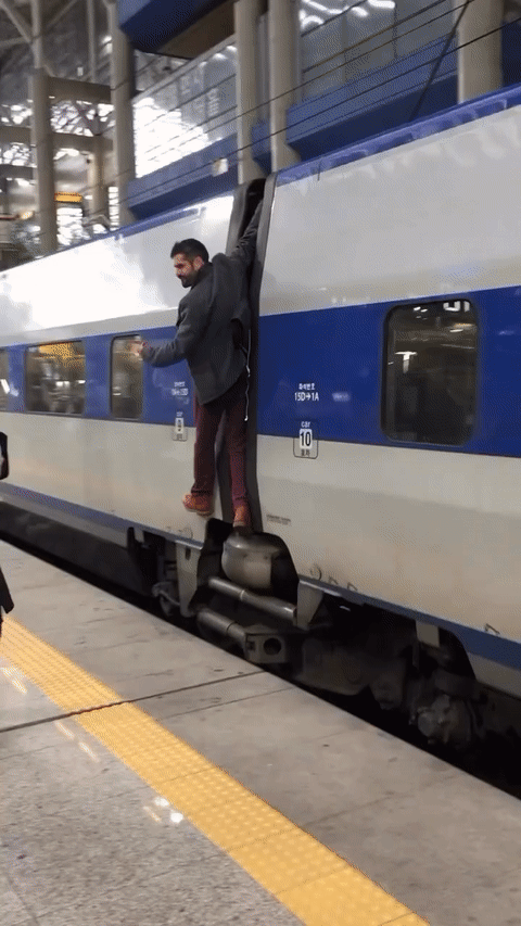 KTX 못타서 기차에 매달린 외국인.pngif | 인스티즈