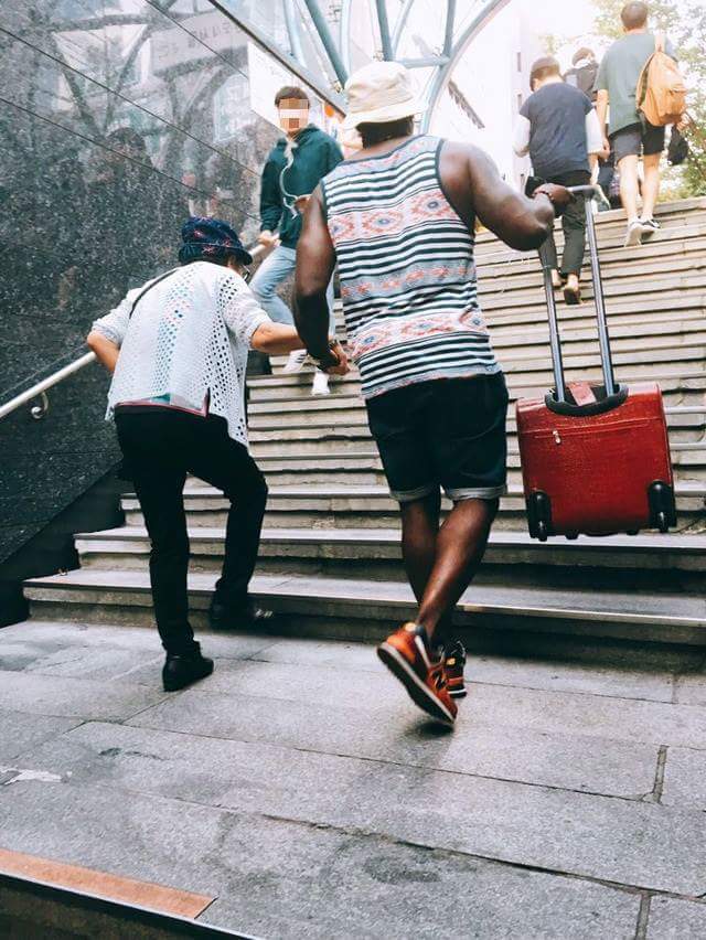 지하철에서 할머니를 만난 외국인 | 인스티즈