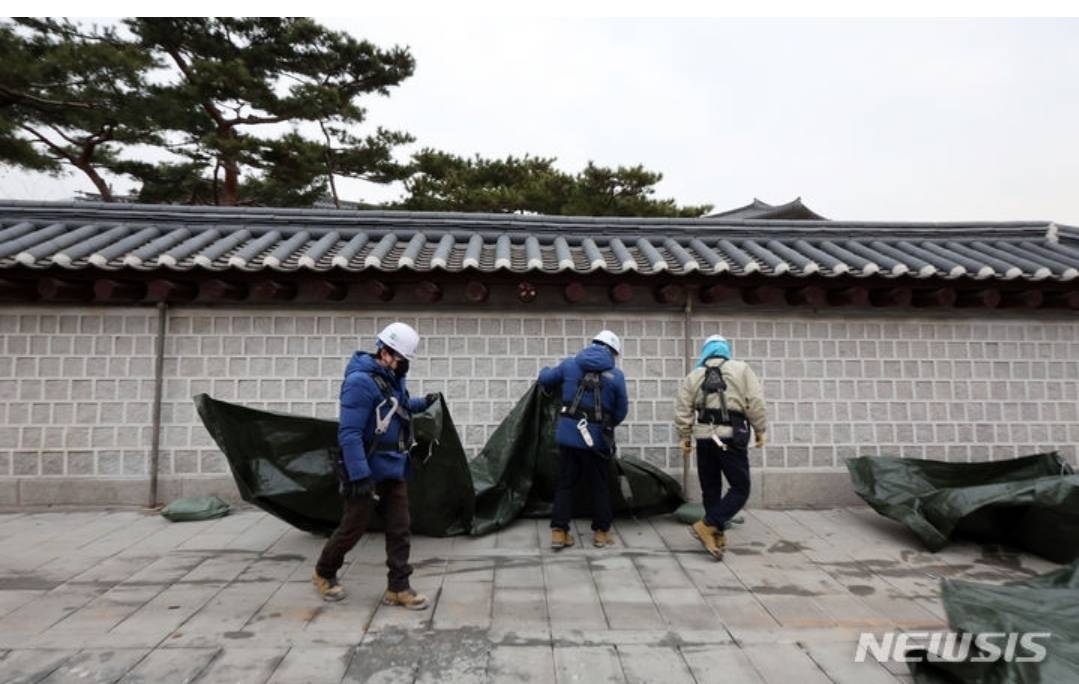 [포토] 경복궁 담장 낙서 제거 작업 완료 가림막 제거 공개 "범죄자에 비용 청구 검토" | 인스티즈