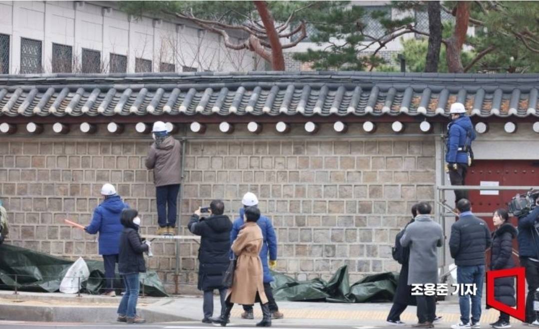 [포토] 경복궁 담장 낙서 제거 작업 완료 가림막 제거 공개 "범죄자에 비용 청구 검토" | 인스티즈
