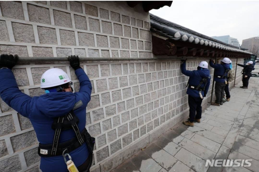 [포토] 경복궁 담장 낙서 제거 작업 완료 가림막 제거 공개 "범죄자에 비용 청구 검토" | 인스티즈