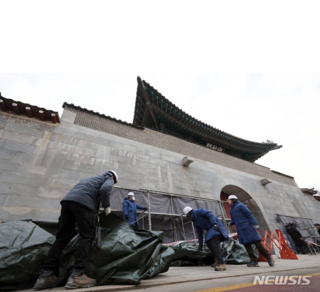 [포토] 경복궁 담장 낙서 제거 작업 완료 가림막 제거 공개 "범죄자에 비용 청구 검토" | 인스티즈