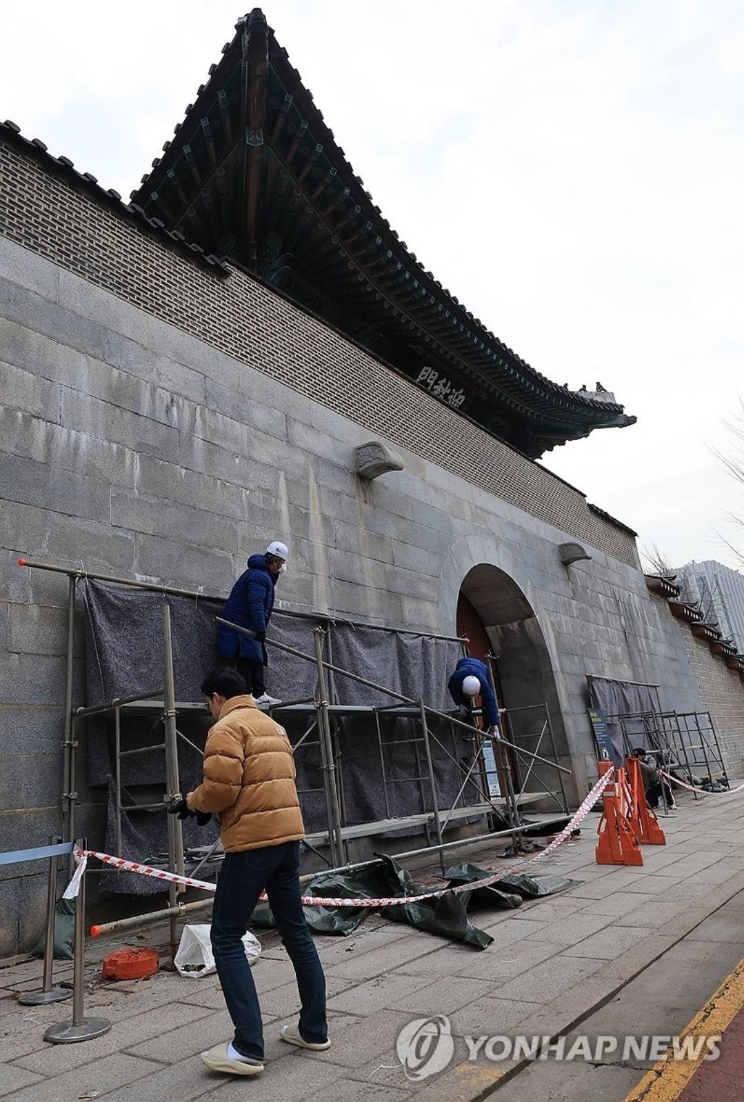 [포토] 경복궁 담장 낙서 제거 작업 완료 가림막 제거 공개 "범죄자에 비용 청구 검토" | 인스티즈