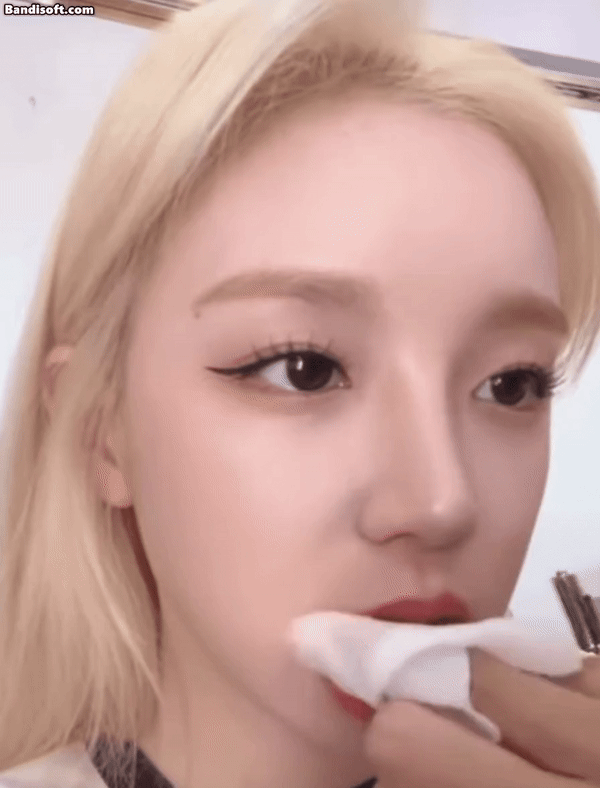 입 닦는 우기 | 인스티즈