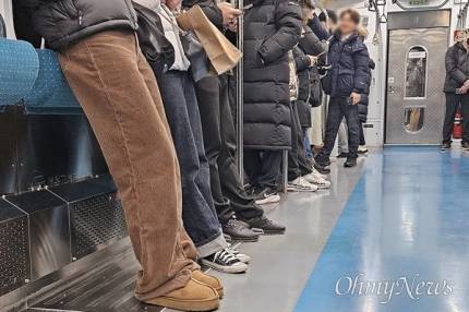 존니 불행해 보이는 오늘자 의자 없는 지하철 4호선.twt | 인스티즈