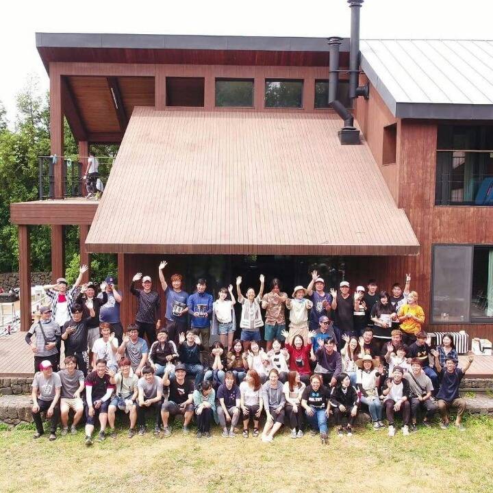 효리네 민박 손님들과 사진 찍은 아이유 | 인스티즈