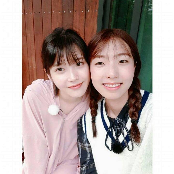 효리네 민박 손님들과 사진 찍은 아이유 | 인스티즈