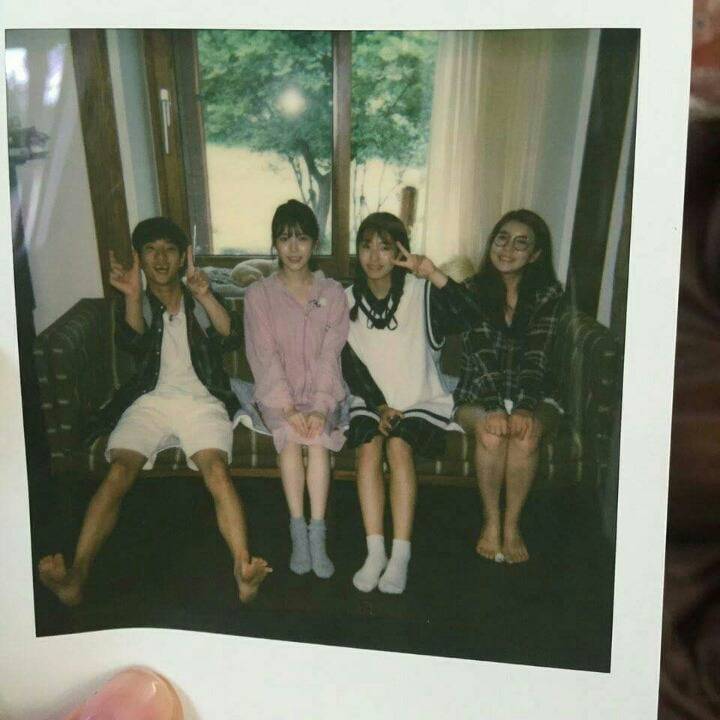 효리네 민박 손님들과 사진 찍은 아이유 | 인스티즈