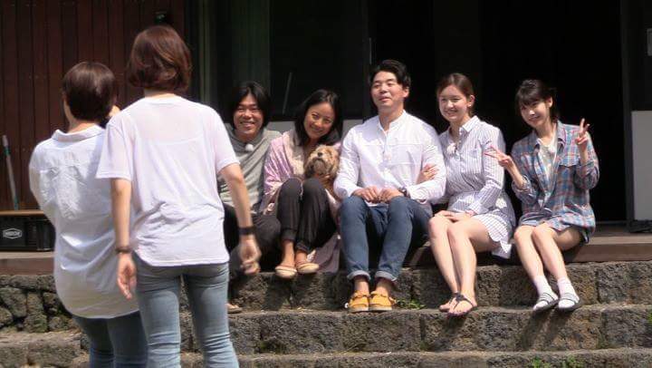 효리네 민박 손님들과 사진 찍은 아이유 | 인스티즈