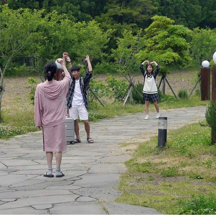 효리네 민박 손님들과 사진 찍은 아이유 | 인스티즈