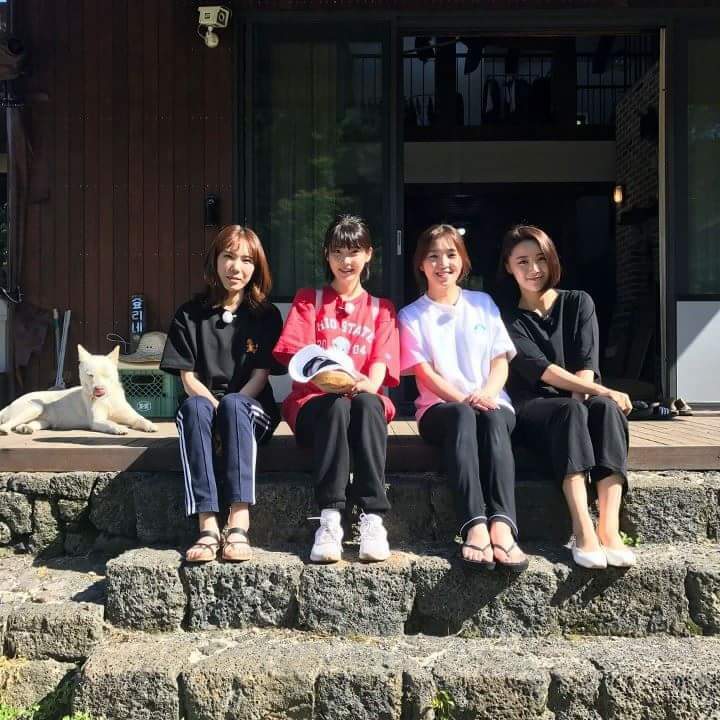효리네 민박 손님들과 사진 찍은 아이유 | 인스티즈
