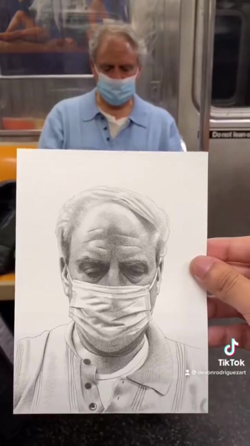 지하철에서 초상화를 그리는 남자 | 인스티즈