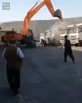 터키)밀린 월급 못받자 회사트럭 박살내는 굴삭기 노동자 | 인스티즈