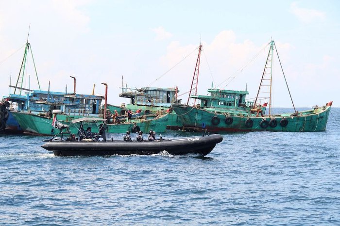 인도네시아, 또 불법조업 어선들 약 50척 모아 다같이 침몰시키는 사이다 쇼 시작.jpg | 인스티즈