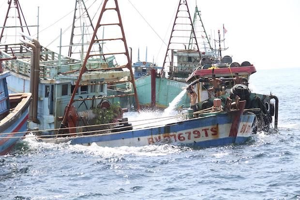 인도네시아, 또 불법조업 어선들 약 50척 모아 다같이 침몰시키는 사이다 쇼 시작.jpg | 인스티즈