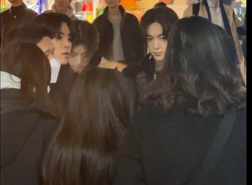 큐브 신인 목격담에서 잘생겼다는 반응 살짝 있는 연습생 | 인스티즈