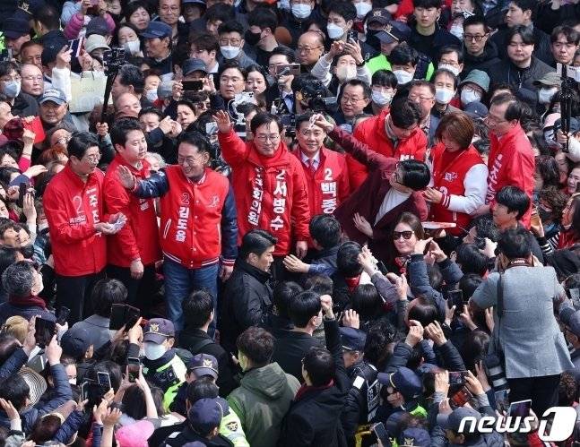 부산 시민에 둘러싸인 한동훈 비대위원장 | 인스티즈