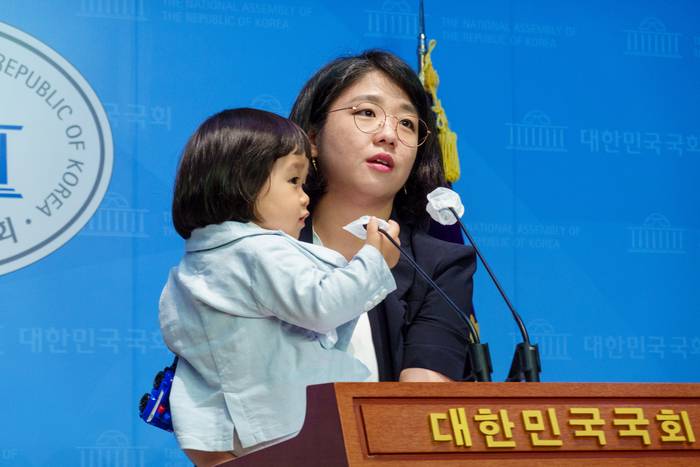 용혜인 기본소득당 의원이 4일 국회에서 두 살배기 아들과 함께 기자회견을 하고 있다. 기본소득당 제공