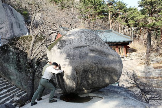 "설악산 흔들바위 추락했다" 21년째 속고 또 속는 이유 | 인스티즈