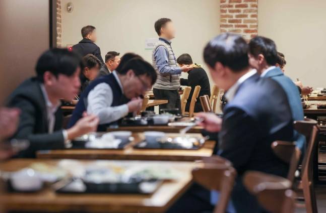  서울 시내 한 식당에서 직장인들이 식사를 하고 있는 모습. [연합뉴스]