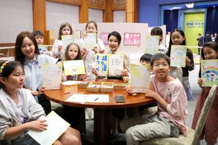 김건희 여사, 거침 없는 공개 행보… 우크라이나 아동 그림전 참석 | 인스티즈
