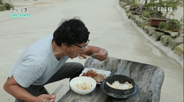 지리산에서 돌판에다 구워먹는 삼겹살 + 김치 먹방.GIF | 인스티즈