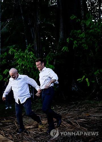 화제되고있다는 브라질과 프랑스 대통령의 사진 | 인스티즈