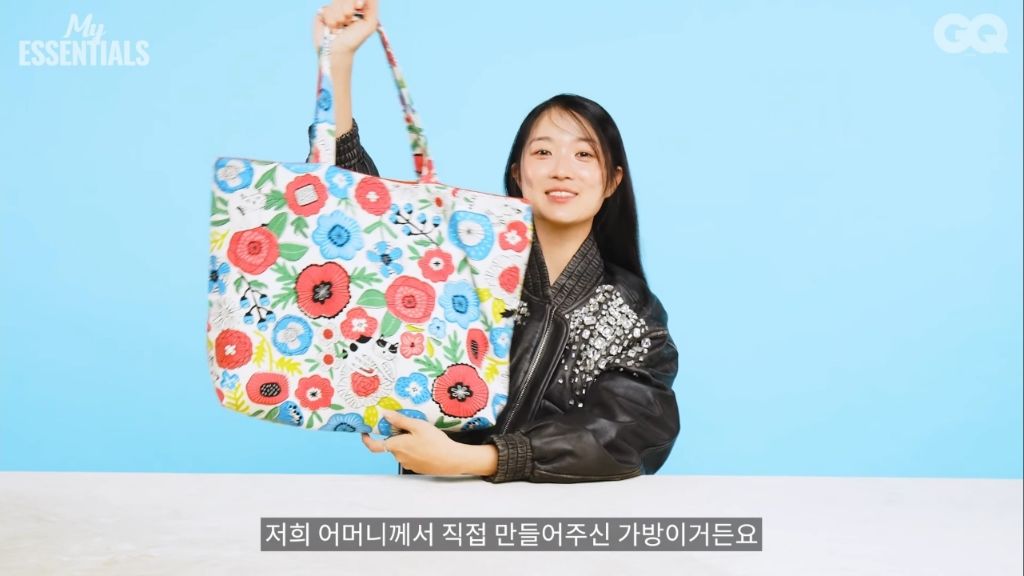김혜윤이 자랑하는 초초초 한정판 커스텀백 | 인스티즈
