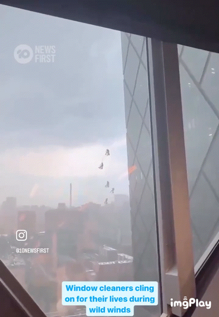 강풍으로 인해 공중에 날아다니는 창문 청소부들 | 인스티즈