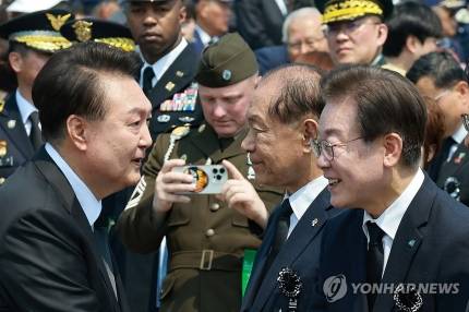 악수하는 윤석열 대통령과 이재명 대표 조국 대표 | 인스티즈