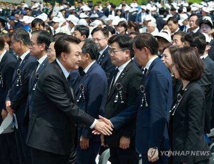 악수하는 윤석열 대통령과 이재명 대표 조국 대표 | 인스티즈