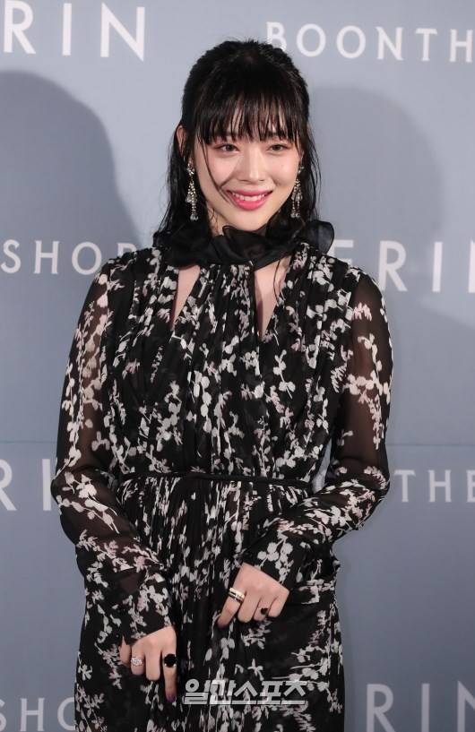 오늘자 설리 포토월.jpg | 인스티즈