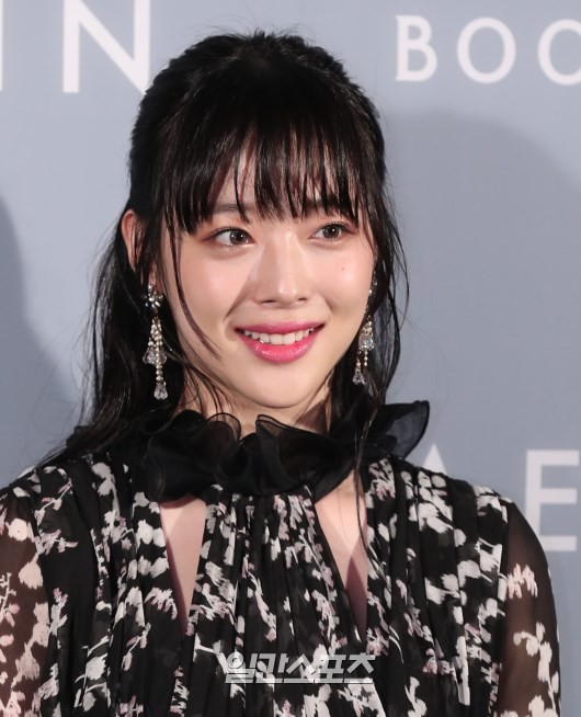 오늘자 설리 포토월.jpg | 인스티즈