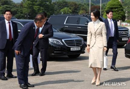 김건희 여사 순방길 '에코백' 화제...뭐길래? | 인스티즈